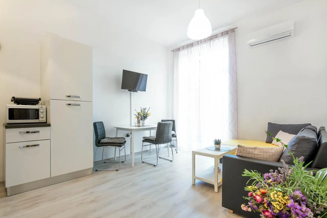 Apartment Ana Pula 0*,